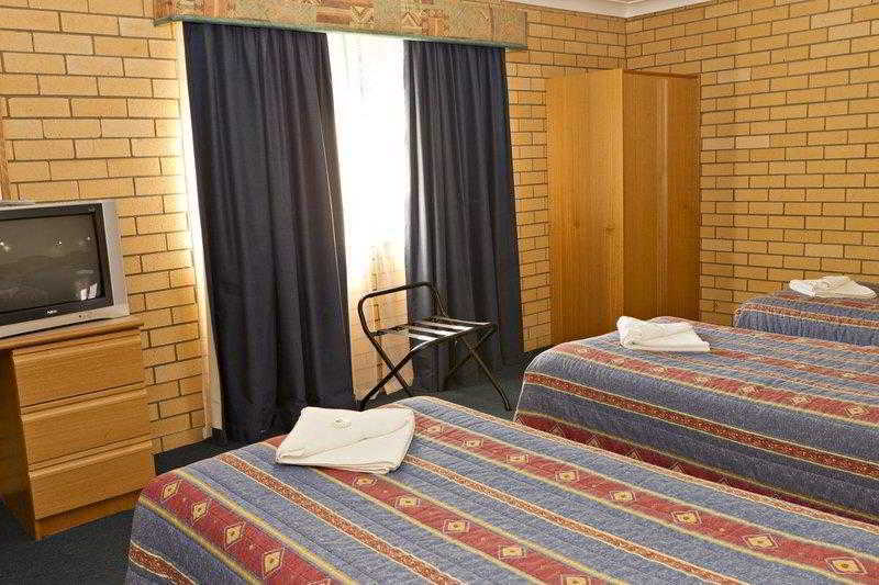 Hilltops Retreat Motor Inn Young Habitación foto
