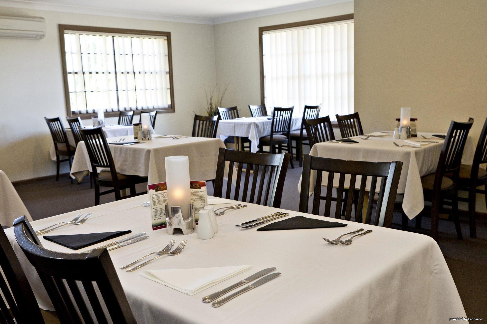 Hilltops Retreat Motor Inn Young Restaurante foto